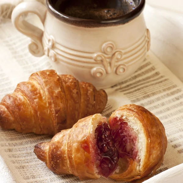 Ontbijt met croissant en koffie beker — Stockfoto