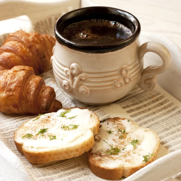 Desayuno con tostadas, taza de café y croissant —  Fotos de Stock