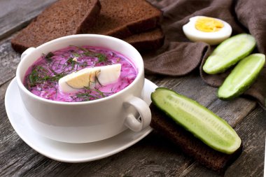 pancar, salatalık, kefir ve yumurta ile yaz soğuk çorba