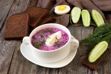 pancar, salatalık, kefir ve yumurta ile yaz soğuk çorba