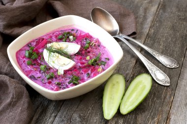 pancar, salatalık, kefir ve yumurta ile yaz soğuk çorba
