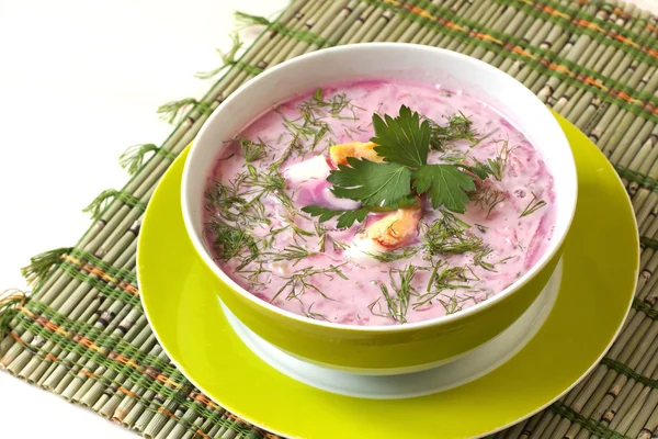 Traditionelle kalte russische Suppe aus Rüben, Gurken und Kräutern mit Ei und saurer Sahne — Stockfoto