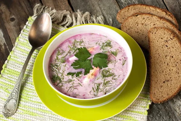 Koude groentesoep met suikerbieten, komkommer en zure room — Stockfoto