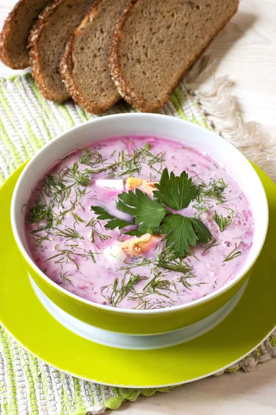 Летний холодный суп со свеклой, огурцом, кефиром и яйцом — стоковое фото