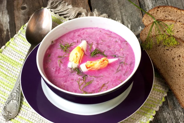 Sopa de legumes fria com beterraba, pepino e creme azedo — Fotografia de Stock