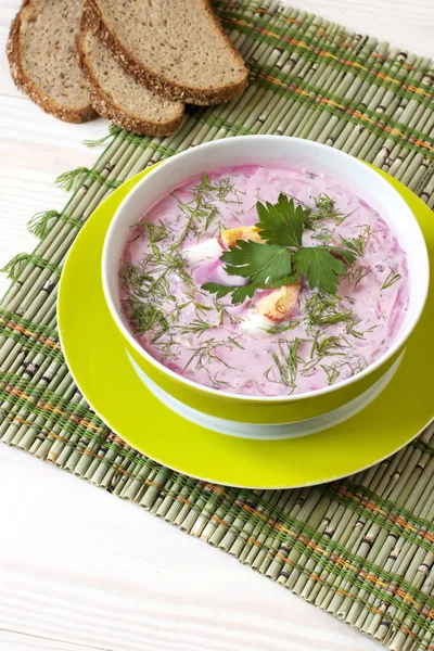 Traditionele Russische koude soep gemaakt van bieten, komkommers en kruiden met ei en zure room — Stockfoto