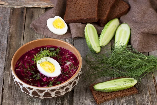 Sopa fria de verão com beterraba, pepino, kefir e ovo — Fotografia de Stock