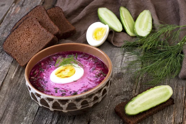 Sopa fria russa tradicional feita de beterraba, pepinos e ervas com ovo e creme azedo — Fotografia de Stock