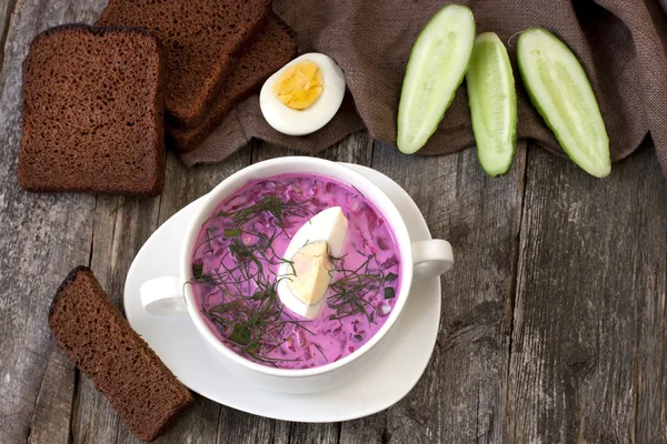 Sopa fría tradicional rusa hecha de remolacha, pepinos y hierbas con huevo y crema agria —  Fotos de Stock