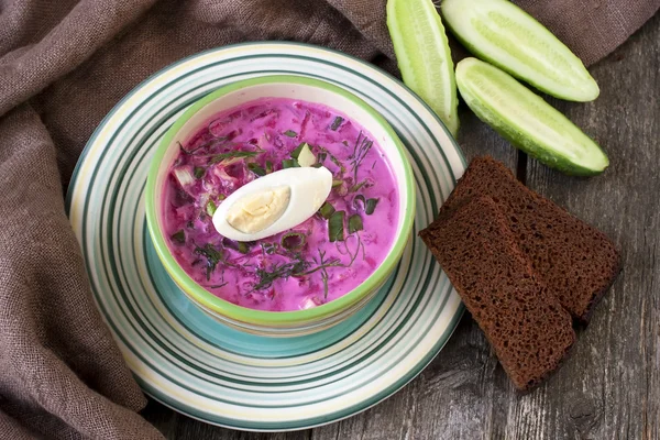 Kalte Gemüsesuppe mit Rüben, Gurken und saurer Sahne — Stockfoto