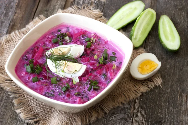 Sopa de beterraba fria tradicional com legumes — Fotografia de Stock