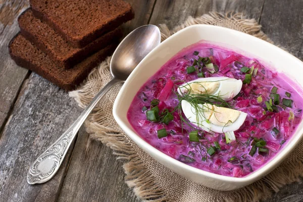 Летний холодный суп со свеклой, огурцом, кефиром и яйцом — стоковое фото