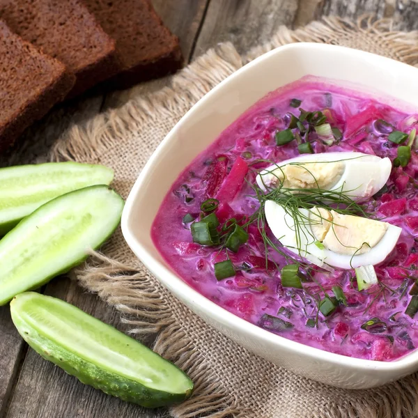 Sommerkalte Suppe mit Rüben, Gurken, Kefir und Ei — Stockfoto
