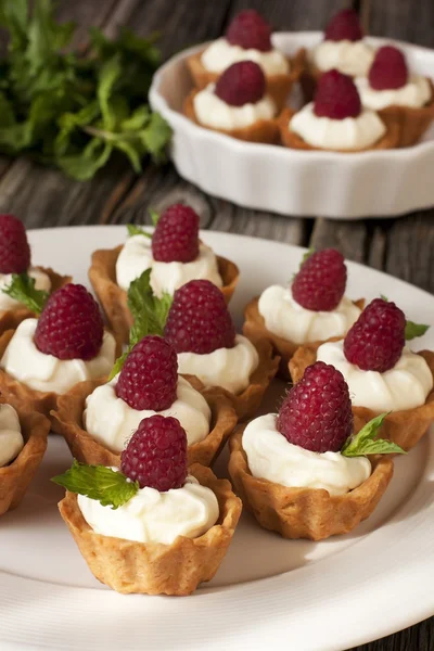 Leckere frische Beeren Mini-Kuchen — Stockfoto