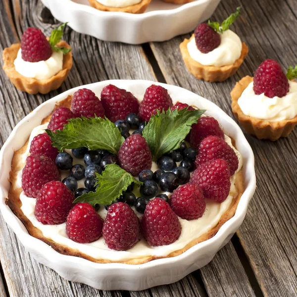 Leckere frische Beeren Mini-Kuchen — Stockfoto