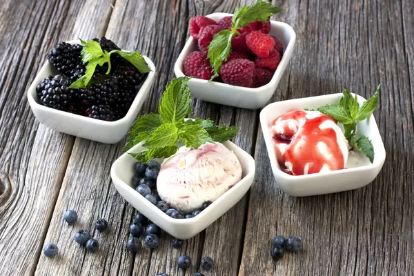 Ice cream with fresh berries — Stock Photo, Image