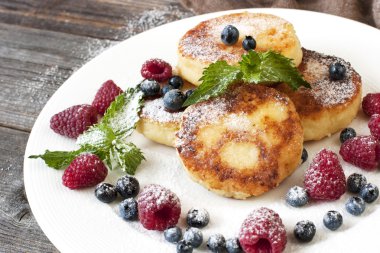 Lor krep taze çilek ile