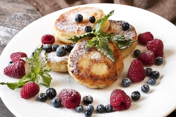 Keso pannkaka med mynta blad dekoration — Stockfoto