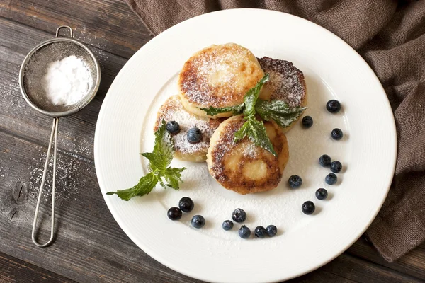 Kwark pannenkoek met munt Bladeren decoratie — Stockfoto