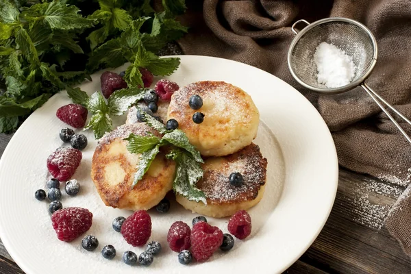 Frittelle di cagliata con bacche fresche — Foto Stock