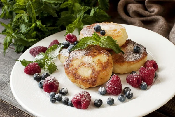 Cottage cheese pancake with  mint leaves decoration — Stock Photo, Image