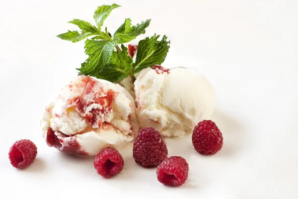 Raspberry ijs geserveerd met verse bessen — Stockfoto