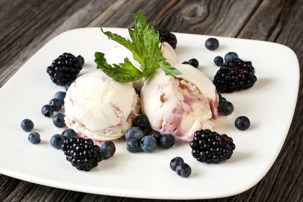 Gourmet mixed ice cream with fresh berries — Stock Photo, Image