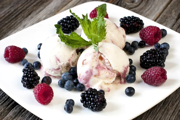 Ice cream with fresh berries — Stock Photo, Image