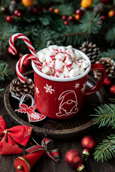 ホットチョコレートとマシュマロ入りのレッドマグカップ 寒い日やクリスマスの時間のためのおいしいデザート — ストック写真