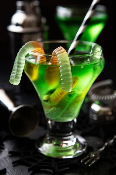 Halloween Komposition Mit Festlichem Drink Grünem Cocktail Und Baraccessoires Auf — Stockfoto