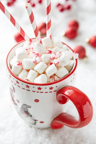 Keramiktasse Gefüllt Mit Heißer Schokolade Und Marshmallows Auf Schneehintergrund Für — Stockfoto