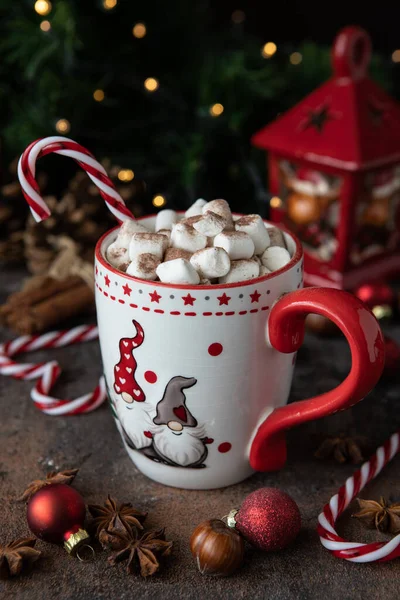 Piros Bögre Forró Csokoládéval Mályvacukorral Cukornád Sötét Alapon Karácsonyi Ünnep — Stock Fotó