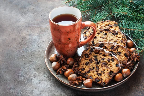 Gâteau Vacances Avec Raisins Secs Tasse Thé Chaud Concept Noël — Photo