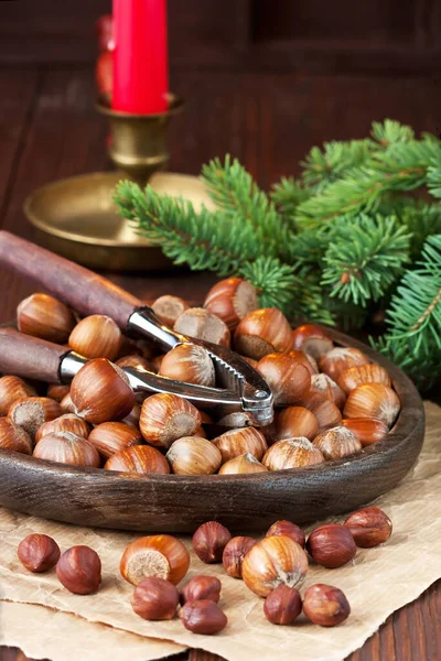 Samenstelling Met Hazelnoten Notenkraker Houten Achtergrond Kerst Concep — Stockfoto