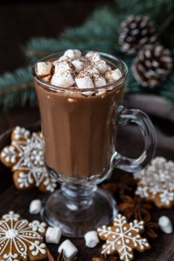 Sıcak kakao marshmallows ve gingerbread çerezleri ahşap arka plan üzerinde. Noel kavramı