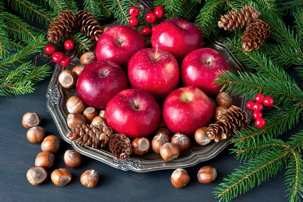 Bodegón Navidad Con Manzanas Nueces Conos Pino Plato Metal — Foto de Stock