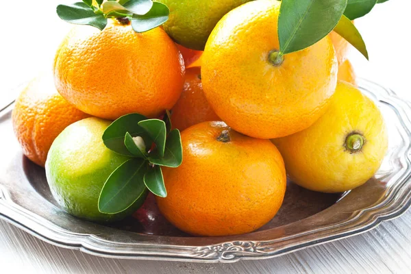 Owoce Cytrusowe Zielonymi Liśćmi Białym Tle Zdrowa Cytryna Mandaryna Limonka — Zdjęcie stockowe