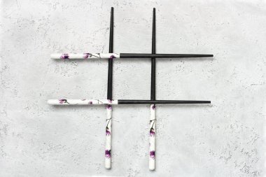 Doğu tarzında gri arka planda yemek çubuklarının yukarıdan görünüşü. Kopyalama alanı olan üst görünüm