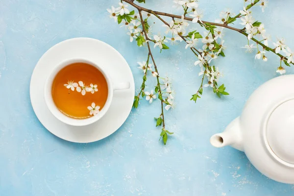 Восточная Композиция Чашкой Чая Чайник Вишневые Цветы Синем Фоне — стоковое фото