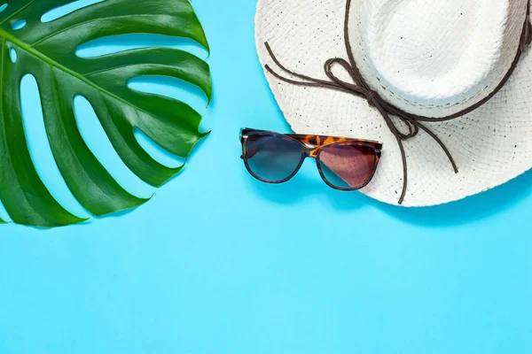 Sommar Mode Tillbehör Med Hatt Solglasögon Och Monstera Blad Tropisk — Stockfoto