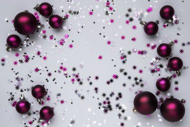 Noel süslemesinden yapılmış yaratıcı bir tasarım. Tatil arka planı, düz uzanma