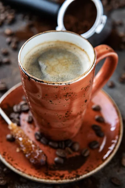 Kopje Aromatische Koffie Koffiebonen Donkere Roestachtergrond Ochtendkoffie Espresso — Stockfoto