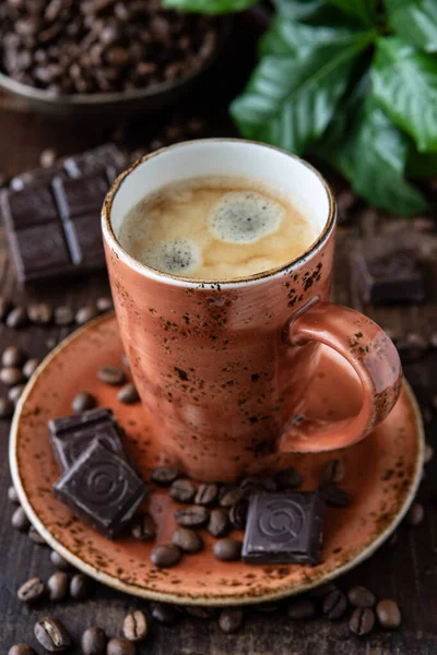 Kávový Nápoj Hrnku Kávová Zrna Plátky Čokolády Selektivní Zaměření Mělkou — Stock fotografie