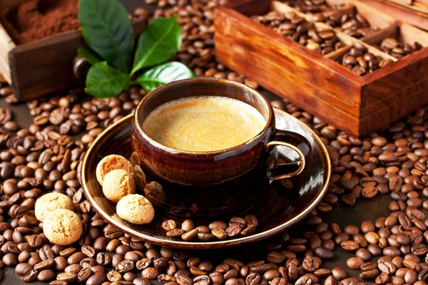 Stilleven Met Koffiekopje Koekjes Verse Bladeren Donkere Achtergrond — Stockfoto