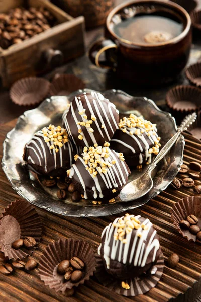 Schokolade Mini Kuchen Dessert Mit Nüssen Auf Dunklem Hintergrund Geringe — Stockfoto