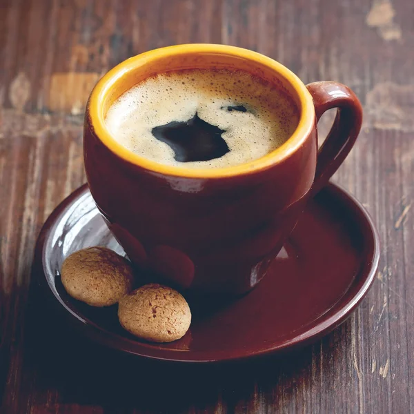Copo Cerâmica Com Café Fundo Escuro Foco Seletivo — Fotografia de Stock