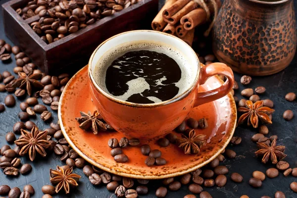 Keramische Beker Met Koffie Donkere Achtergrond Selectieve Focus — Stockfoto