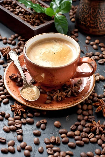 Taza Cerámica Con Café Sobre Fondo Oscuro Enfoque Selectivo —  Fotos de Stock