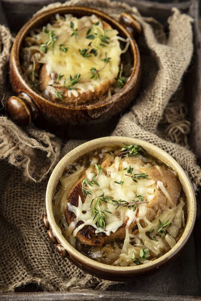 传统的法式洋葱汤 加面包 百里香 — 图库照片
