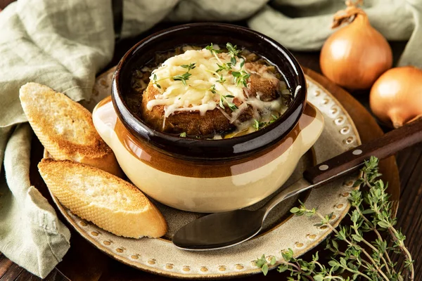 Traditionelle Französische Zwiebelsuppe Mit Croutons Käse Thymian — Stockfoto